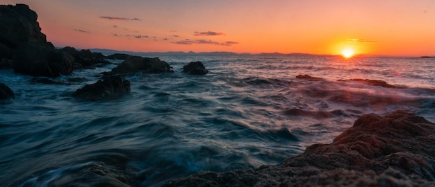 Bellezza caldo tramonto estivo al mare