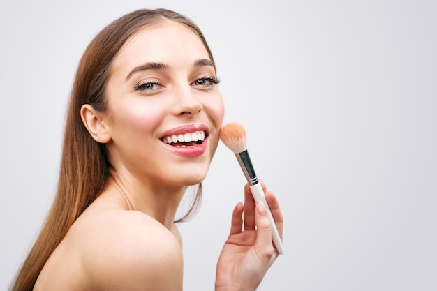 Bellezza con un perfetto trucco naturale