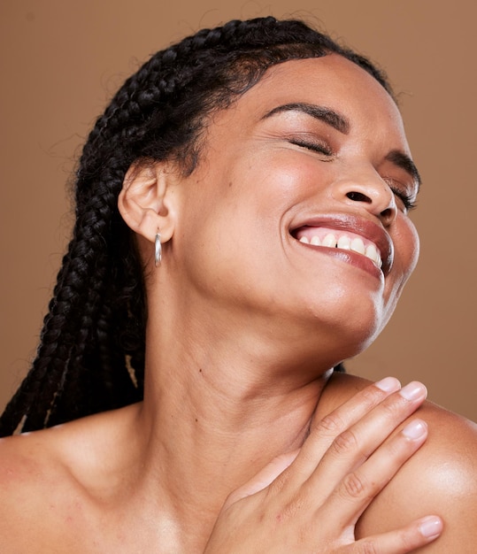 Bellezza cura dei capelli e donna nera con trecce in studio con sorriso su sfondo marrone Parrucchiere moda e modello ragazza per cosmetici benessere e prodotti per capelli sani naturali e ricci