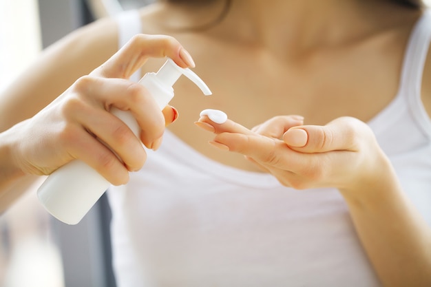 Bellezza cura del viso, donna che applica crema sulla pelle