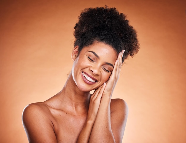 Bellezza cura della pelle cura di sé e viso della donna nera con pelle morbida e luminosa cura del viso di lusso o soddisfatta del trattamento naturale Dermatologia del trucco e modello estetico felice della routine dell'amore per se stessi