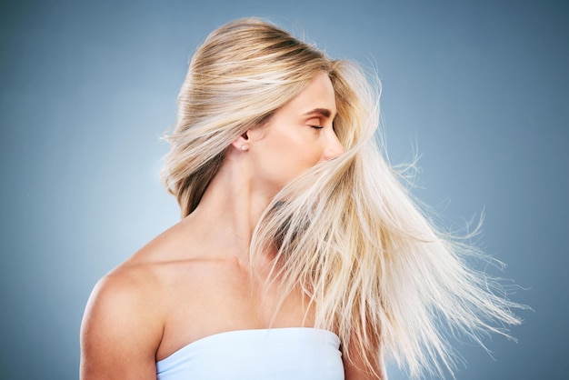 Bellezza dei capelli e cura dei capelli con crescita sana della donna e lucentezza cosmetica alla cheratina e bagliore sullo sfondo dello studio Acconciatura e benessere cosmetici con trattamento di lusso e mockup per lo styling