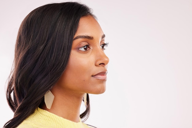 Bellezza della donna indiana e profilo del trucco in studio con banner spaziale o mockup su sfondo bianco per cosmetici Dermatologia viso e salone spa di lusso o cura della pelle cosmetica o trattamento viso