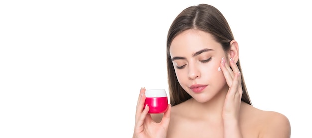 Bellezza donna pelle giovane ragazza applicando crema per la pelle del viso isolata su sfondo bianco abitudine quotidiana