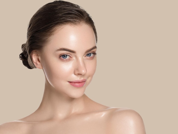 Bellezza donna pelle sana naturale trucco pelle fresca pulita concetto cosmetico colore sfondo marrone