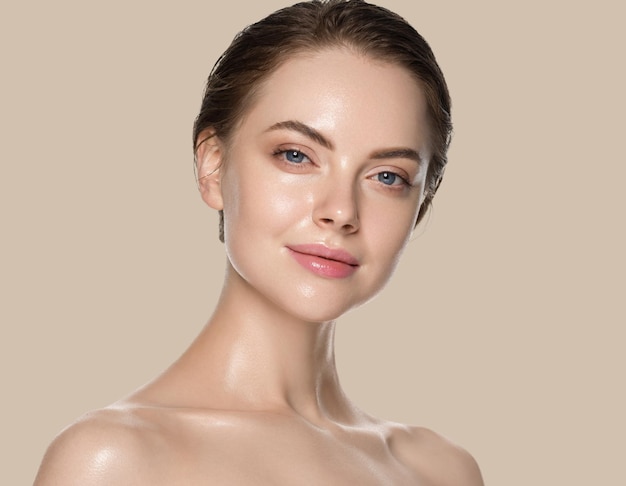Bellezza donna pelle sana naturale trucco pulito pelle fresca concetto cosmetico colore sfondo marrone