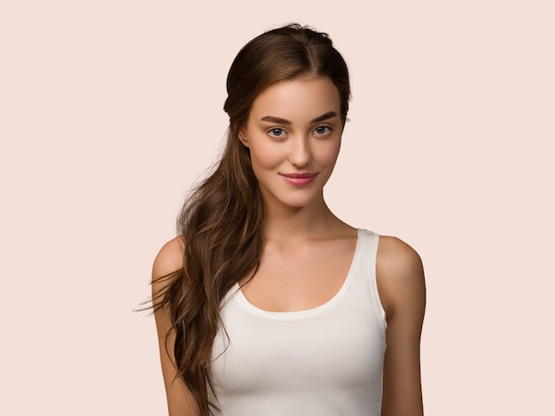 Bellezza donna viso sano cura della pelle femminile bella donna. Colore di sfondo rosa.