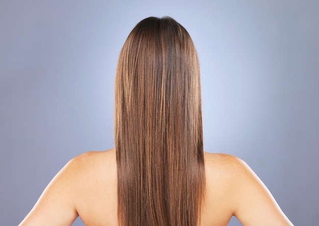 Bellezza e capelli della donna in studio per la crescita della consistenza e lucentezza sana su sfondo blu Modello femminile estetico indietro per la cura dei capelli e risultati cosmetici per il trattamento del salone o del parrucchiere