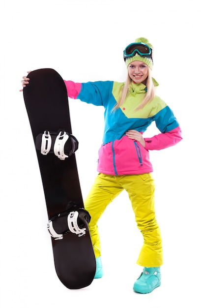 bellezza giovane donna in tuta da sci e occhiali da sci tenere snowboard