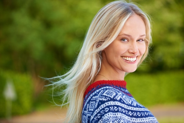 Bellezza invernale Colpo di una giovane donna attraente che si gode una giornata all'aperto