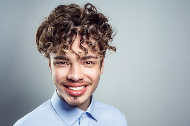 Bellezza moda acconciatura uomo su sfondo grigio