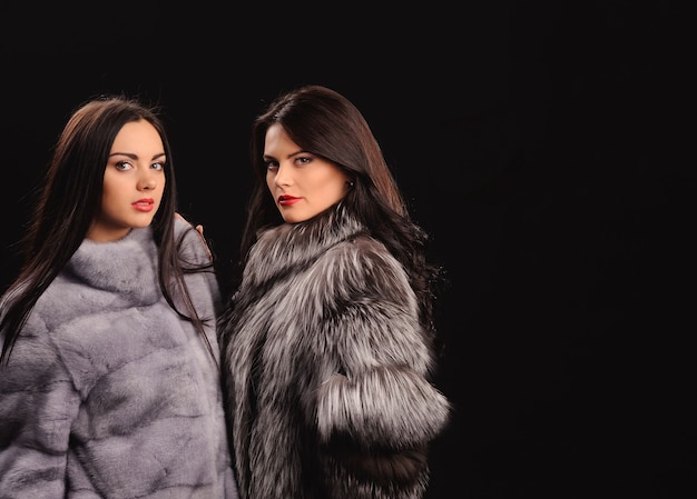 Bellezza moda modello ragazze in pelliccia di visone blu. Belle donne invernali di lusso