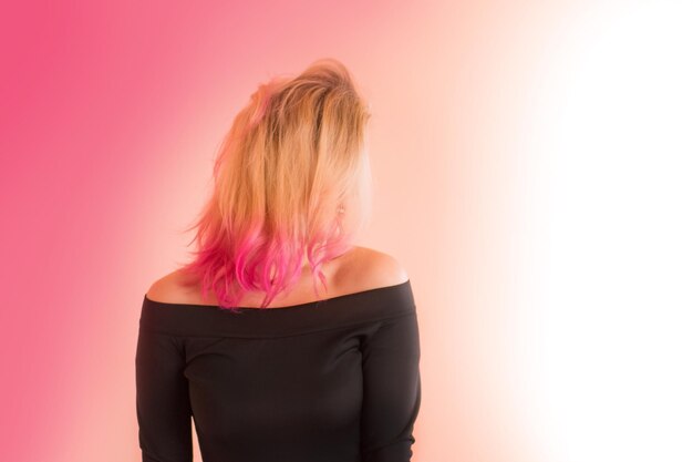 Bellezza modella ragazza con capelli tinti colorati creativi Ragazza affascinante con capelli corallo vivente Donna dai capelli rosa