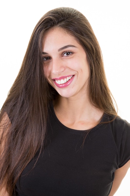 Bellezza naturale bella bruna di sorriso felice del ritratto della donna