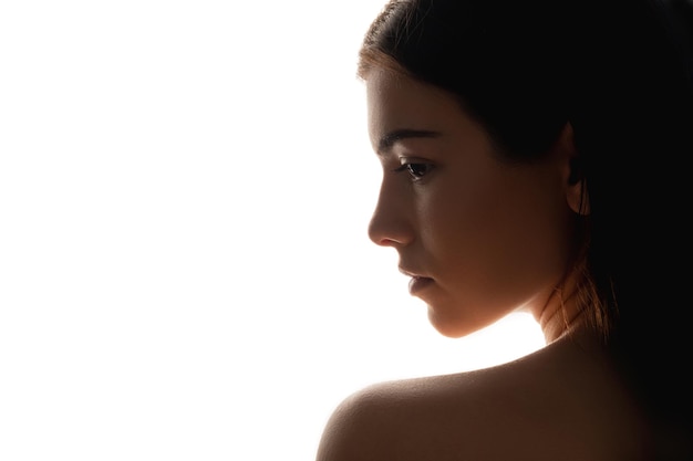 Bellezza naturale Silhouette donna con trucco neutro Ritratto di profilo isolato su bianco Perfezione viso Cura della pelle e del corpo Cosmetici verdi