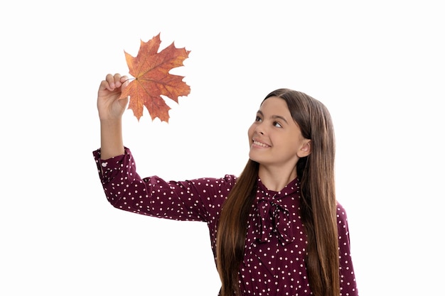 Bellezza naturale stagione autunnale moda ragazza teenager tenere foglia d'acero bambino allegro guardando foglia d'acero