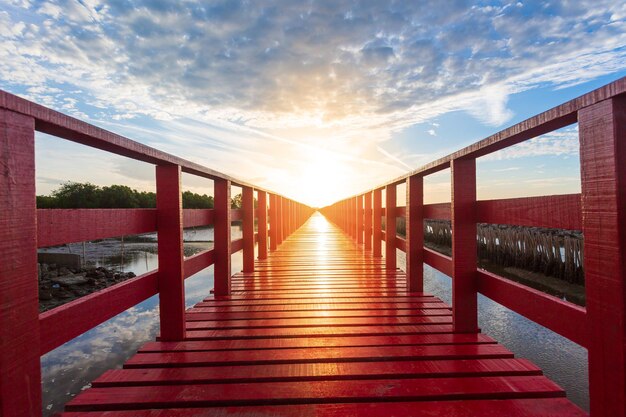 Bellezza nella natura ponte rosso lungo e luce del sole nel paesaggio mattutino