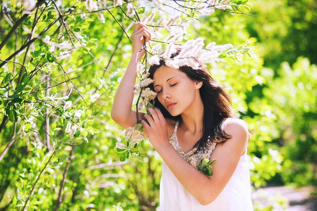 Bellezza nella natura Ritratto di giovane donna bellissima su sfondo naturale di piante verdi