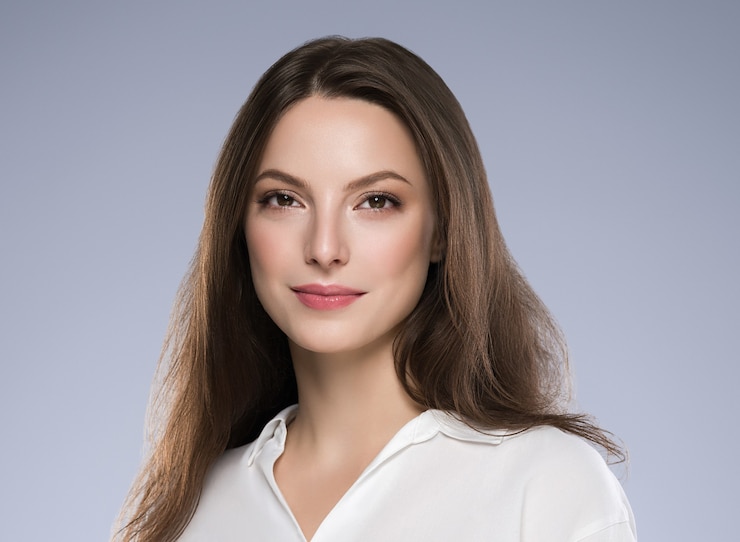 Foto bellezza pelle donna viso concetto cosmetico capelli sani e trucco naturale. colpo dello studio.