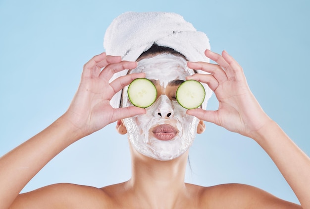 Bellezza per la cura della pelle e maschera per il viso con fetta di cetriolo su una bella donna che si prende cura della sua pelle pulita, sana e naturale Fresco benessere e relax durante il trattamento di cosmetologia della spa coccola di routine