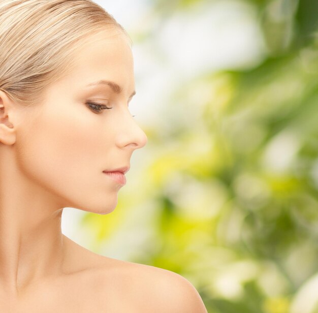 bellezza, persone e concetto di salute - bella giovane donna faccia su sfondo verde