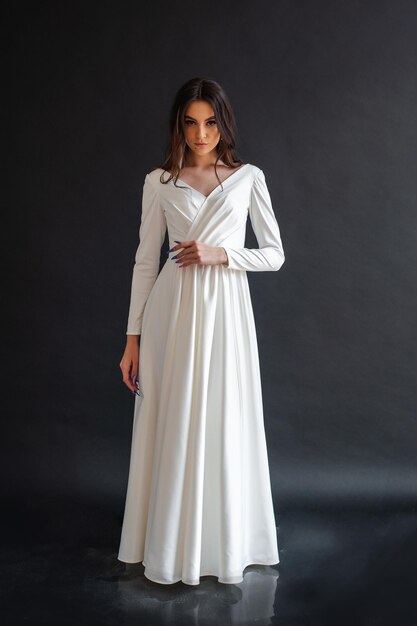Bellezza Ritratto di sposa che indossa in abito da sposa con gonna voluminosa foto in studio
