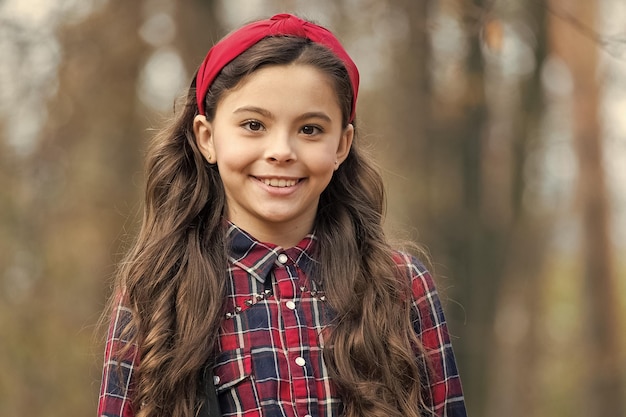 Bellezza senza pari Aspetto di bellezza di un bambino adorabile Piccola bellezza felice all'aperto Sorriso di piccola ragazza con lunghi capelli castani Bellezza e parrucchiere Cura dei capelli e cura della pelle Sii il tuo tipo di bellezza