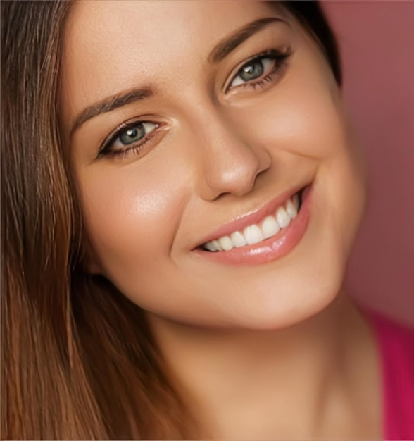 Bellezza trucco e cosmetici per la cura della pelle modello viso ritratto su sfondo rosa donna sorridente con trucco naturale perfetto denti sani cure odontoiatriche