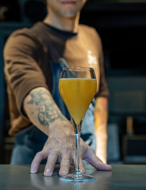 Bellini Il barista prepara bellini freschi Cocktail alcolici bellini al bar