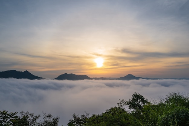 Bellissima alba con mare di nebbia nelle prime ore del mattino a phu thok chiang khan distretto leoi city thailand.Chiang Khan è una città vecchia e una destinazione molto popolare per i turisti tailandesi