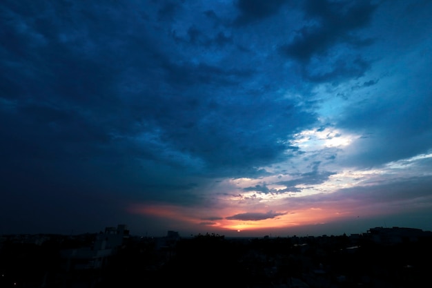 Bellissima alba o tramonto che illumina dolcemente le nuvole