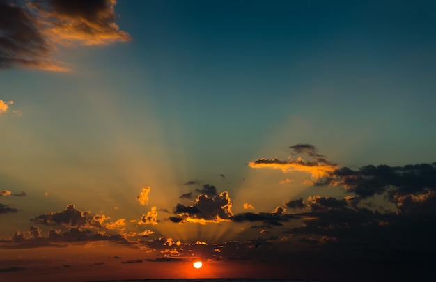 Bellissima alba. raggi luminosi del sole.