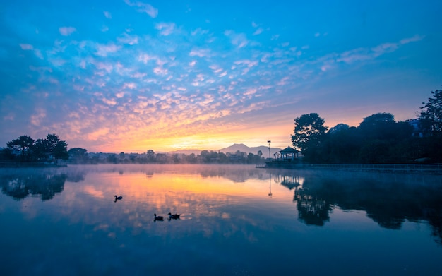 Bellissima alba sul lago