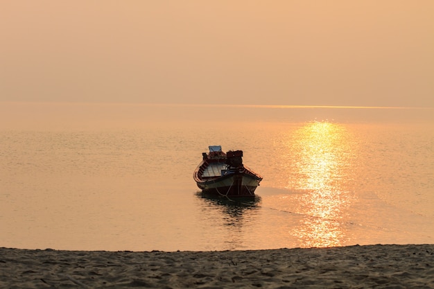 bellissima alba sul mare tropicale