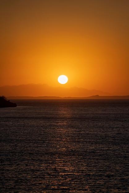 Bellissima alba sull'acqua di mare a Sharm El Sheikh, Egitto