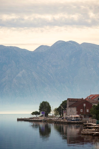 Bellissima alba sulla baia di Kotor, Montenegro