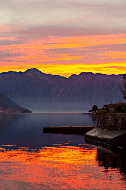 Bellissima alba sulla baia di Kotor, Montenegro