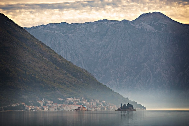 Bellissima alba sulla baia di Kotor, Montenegro