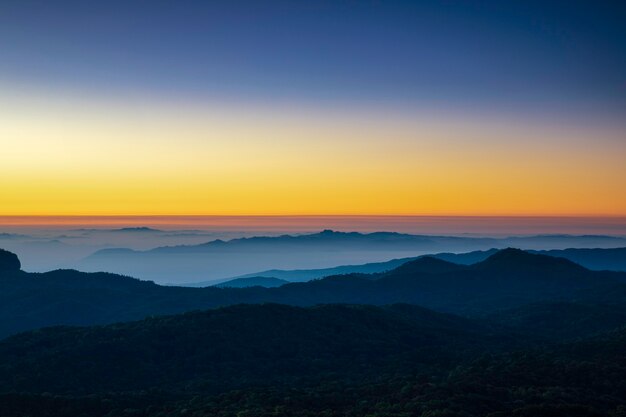 Bellissima alba sulla montagna con nebbia al mattino