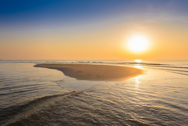 Bellissima alba tropicale sulla spiaggia.