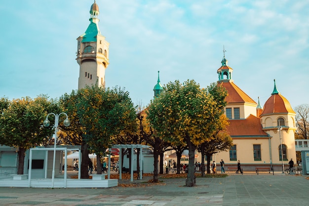 Bellissima architettura della città di sopot sul mar baltico al tramonto polonia foto di alta qualità