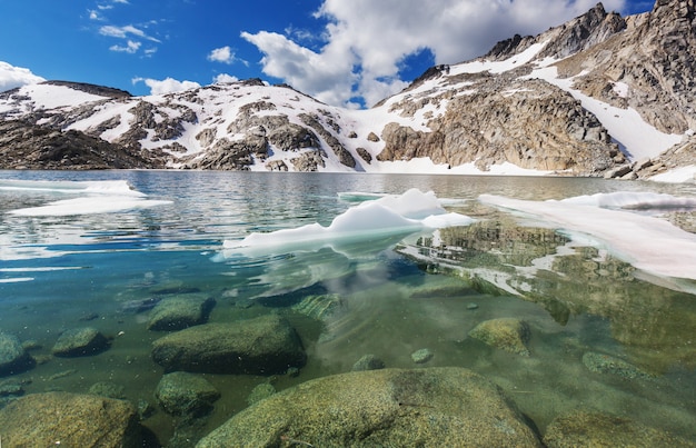 Bellissima area selvaggia dei laghi alpini a Washington, USA