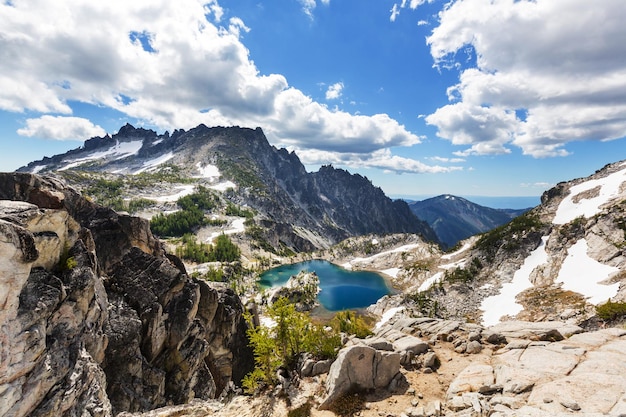 Bellissima area selvaggia dei laghi alpini a Washington, USA