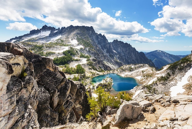 Bellissima area selvaggia dei laghi alpini a Washington, USA