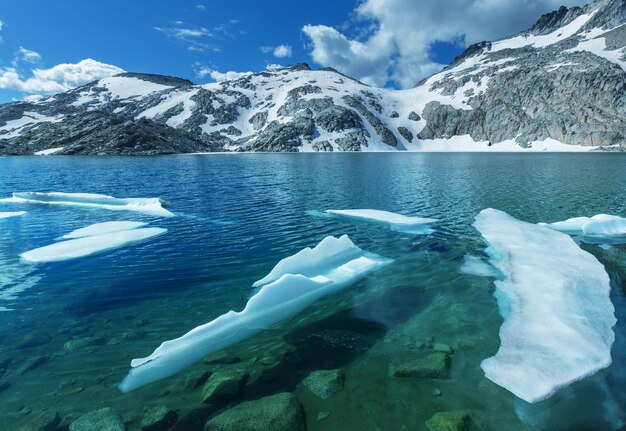 Bellissima area selvaggia dei laghi alpini a Washington, USA