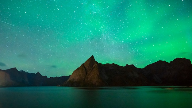 Bellissima aurora boreale nelle Isole Lofoten