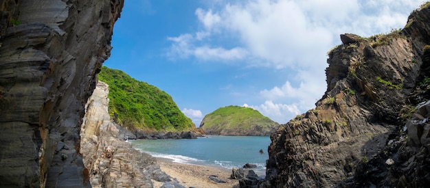 Bellissima baia con rocce naturali e mare azzurro e cielo azzurro