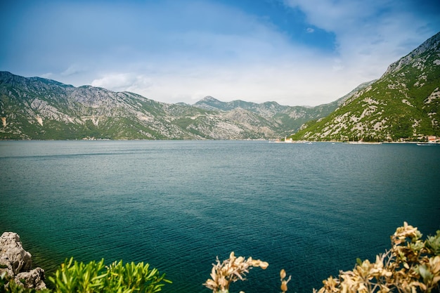 Bellissima baia di Kotor vicino a Perast con la chiesa di Nostra Signora delle Rocce