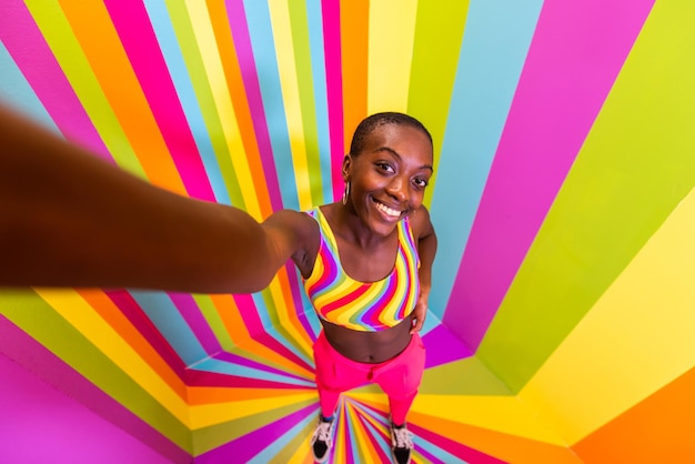 Bellissima ballerina afroamericana che si diverte in una stanza arcobaleno