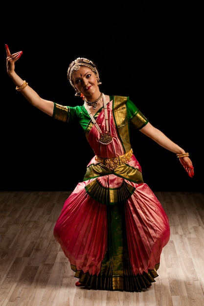 Bellissima ballerina di danza indiana Bharatanatyam